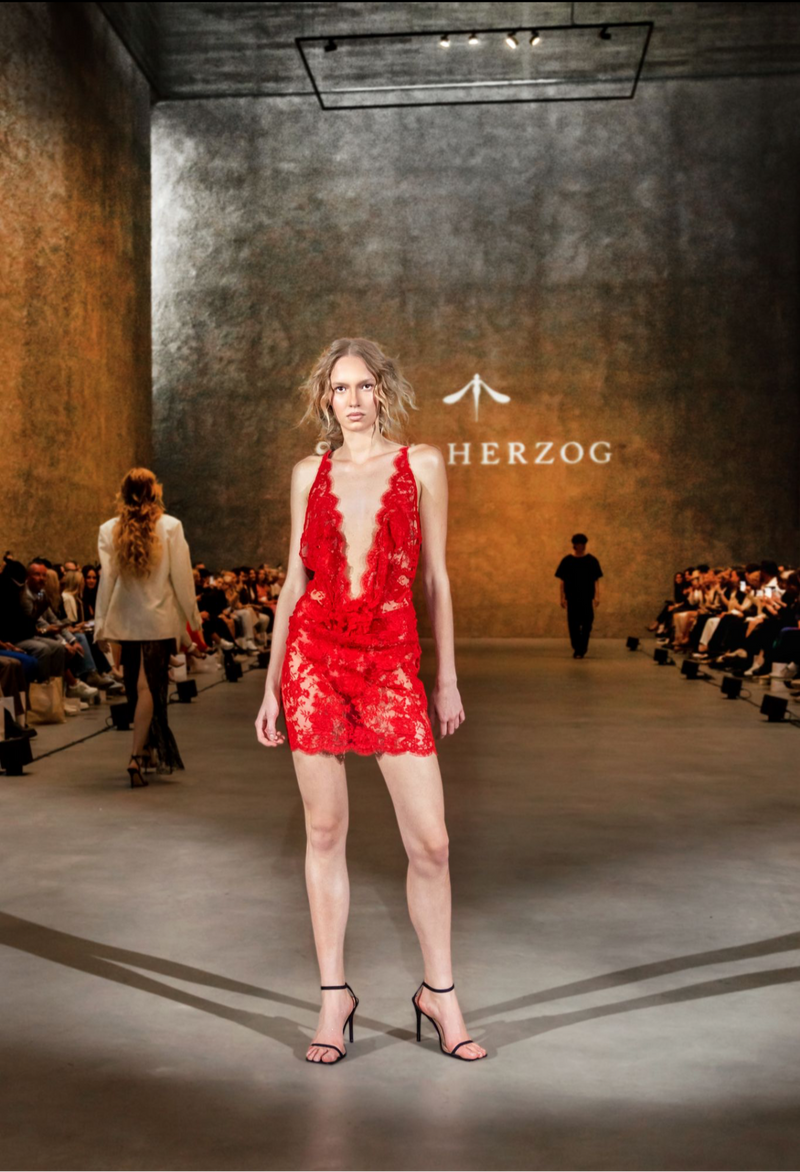 Minikleid aus Spitze mit applizierten Blumen