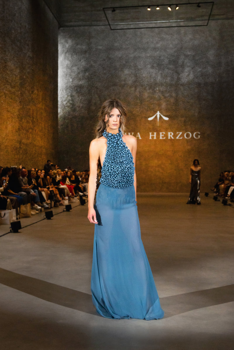Neckholder-Kleid mit einem aus Perlen applizierten Oberteil