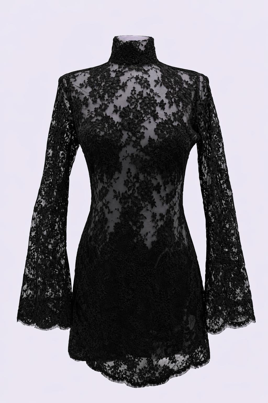 Rückenfreies Spitzenkleid