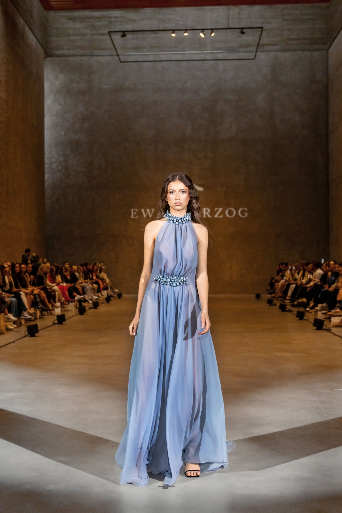 Langes Neckholder-Kleid mit handgemachten Perlenapplikationen